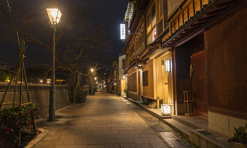 絵になる夜の“茶屋街”へ